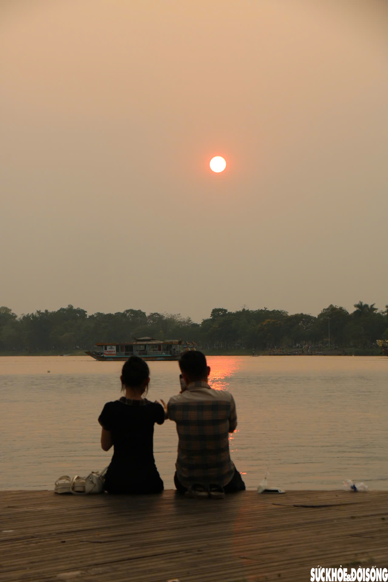 Nắng nóng gay gắt, người dân tìm đến bờ sông Hương giải nhiệt, 'săn' hoàng hôn- Ảnh 10.