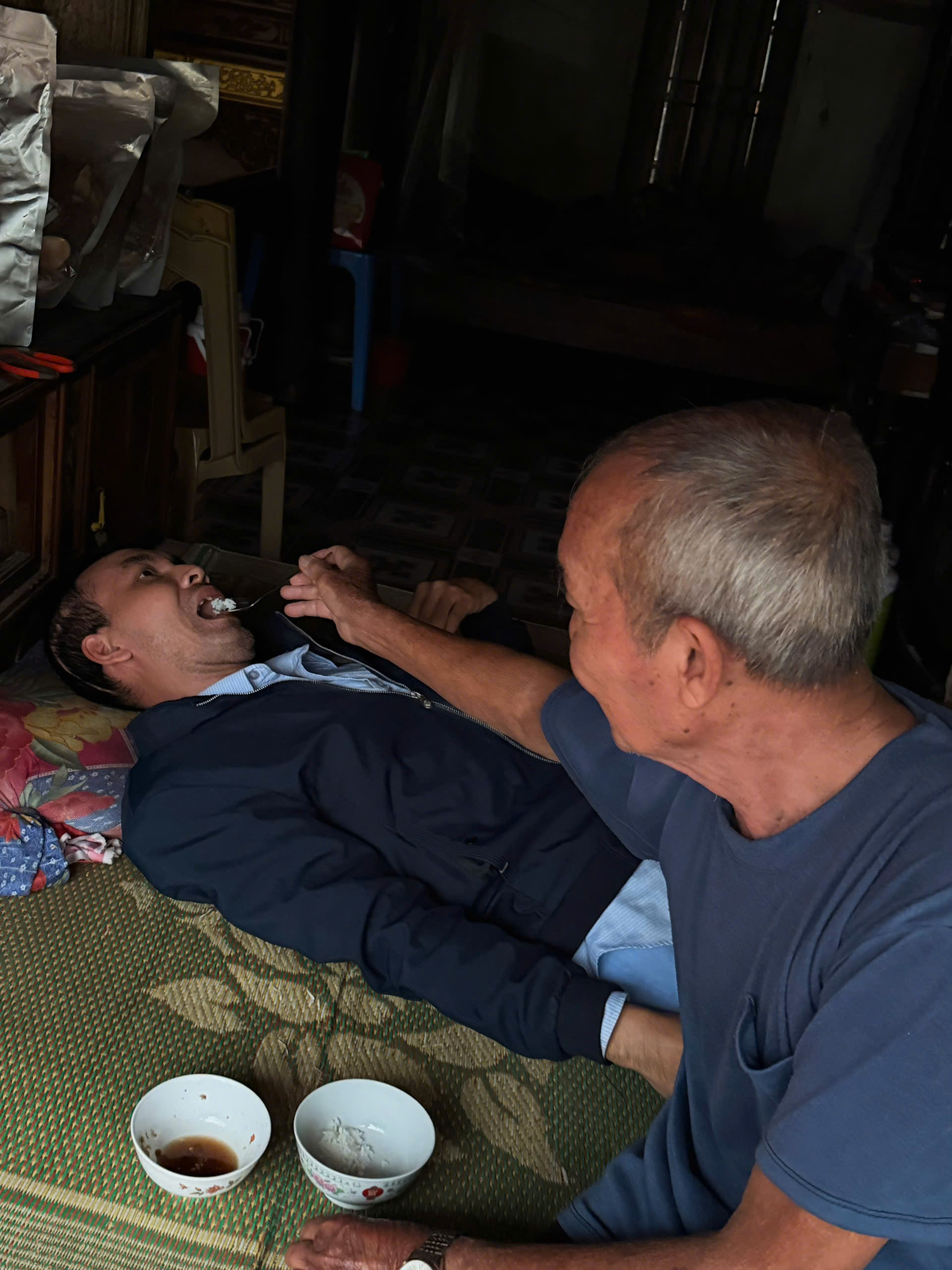 Cha già 80 tuổi chăm con liệt sau đột quỵ trong căn nhà dột nát- Ảnh 2.