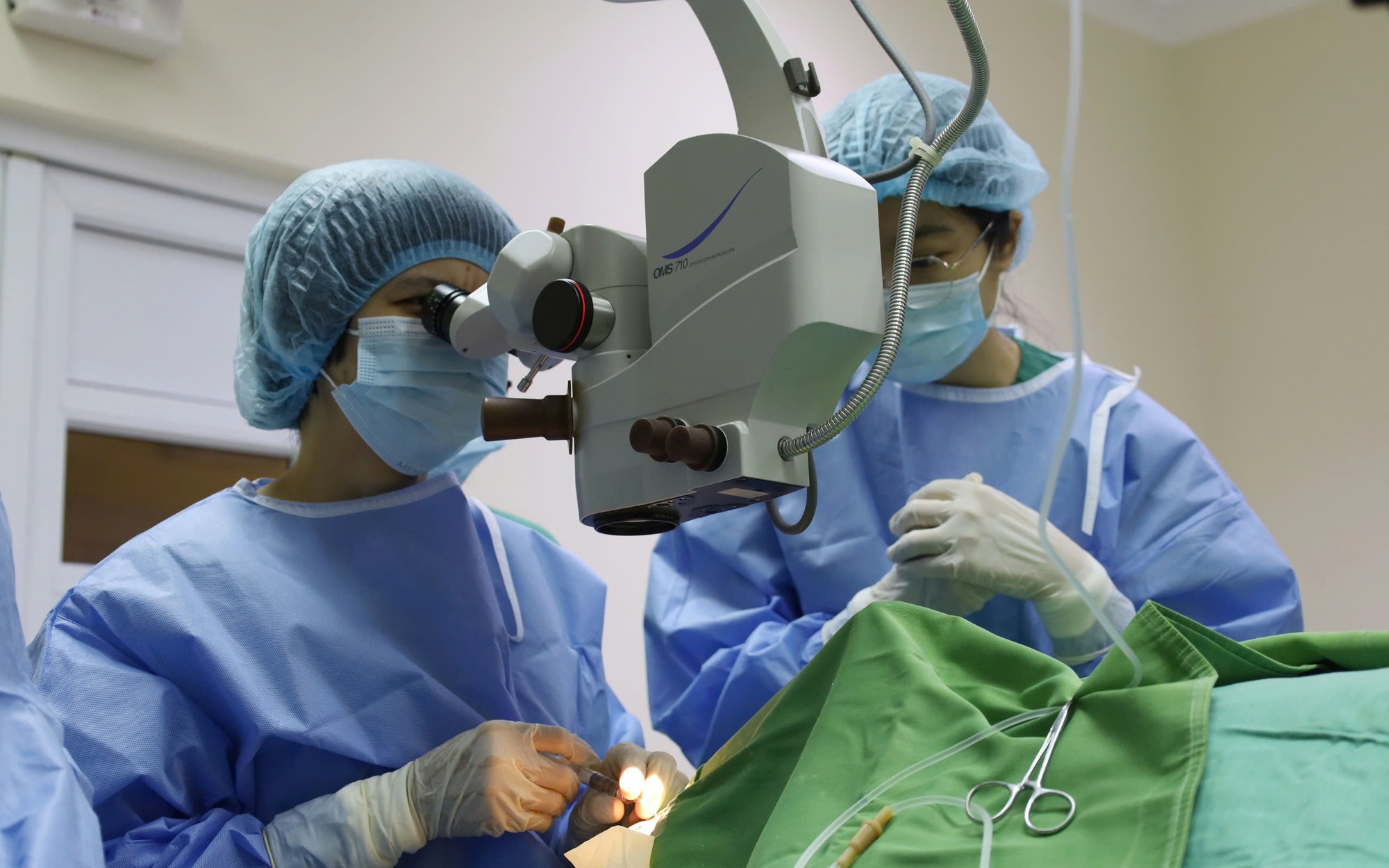 Cứu sống người đàn ông bị thủng đường tiêu hóa nhiều lần ở Quảng Ninh- Ảnh 3. Cứu sống người đàn ông bị thủng đường tiêu hóa nhiều lần ở Quảng Ninh- Ảnh 3.