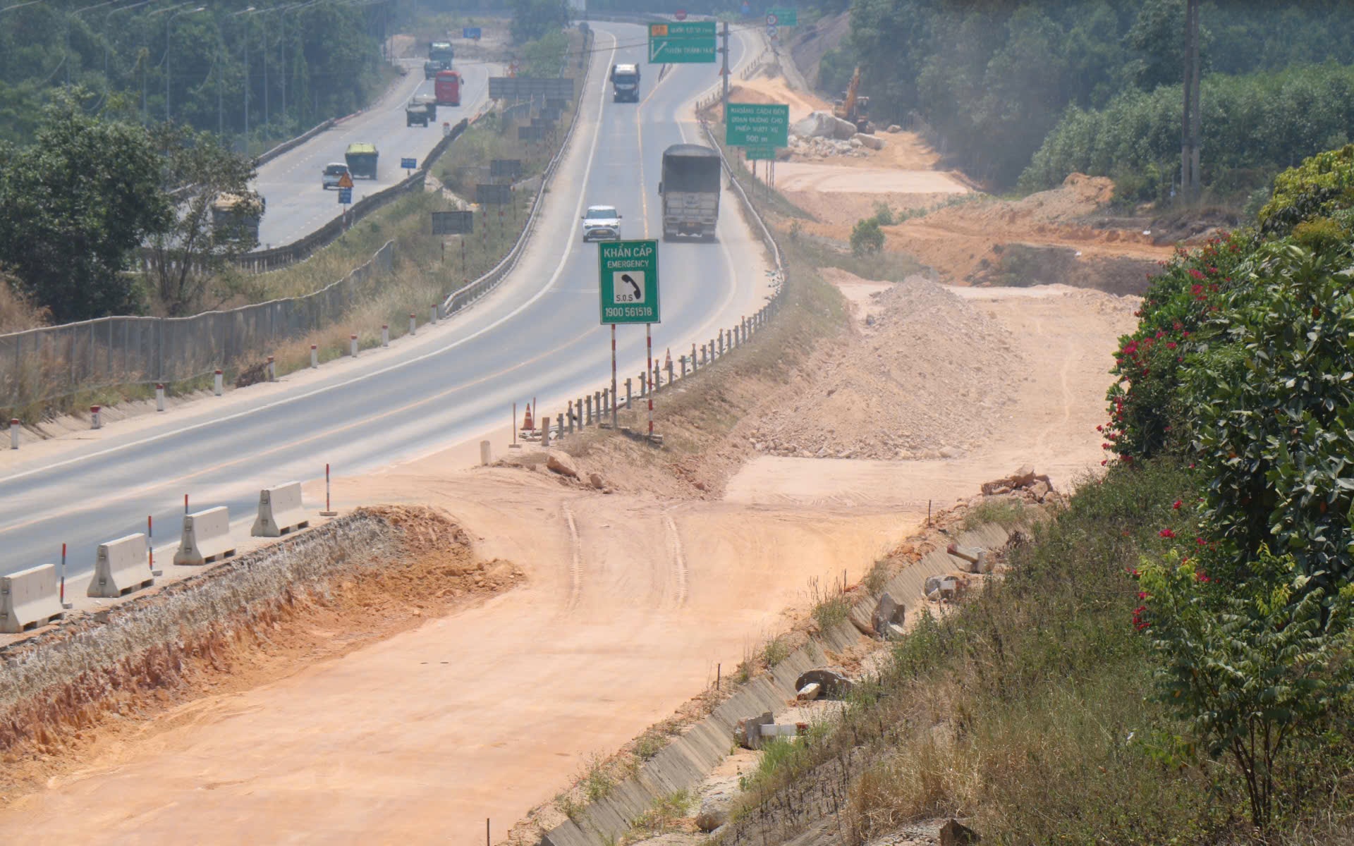 Tin vui thời tiết, nắng nóng chấm dứt ở phía Đông Bắc Bộ và Thủ đô Hà Nội- Ảnh 2. Hàng trăm công nhân miệt mài thi công mở rộng cao tốc Cam Lộ - La Sơn giữa nắng nóng như đổ lửa