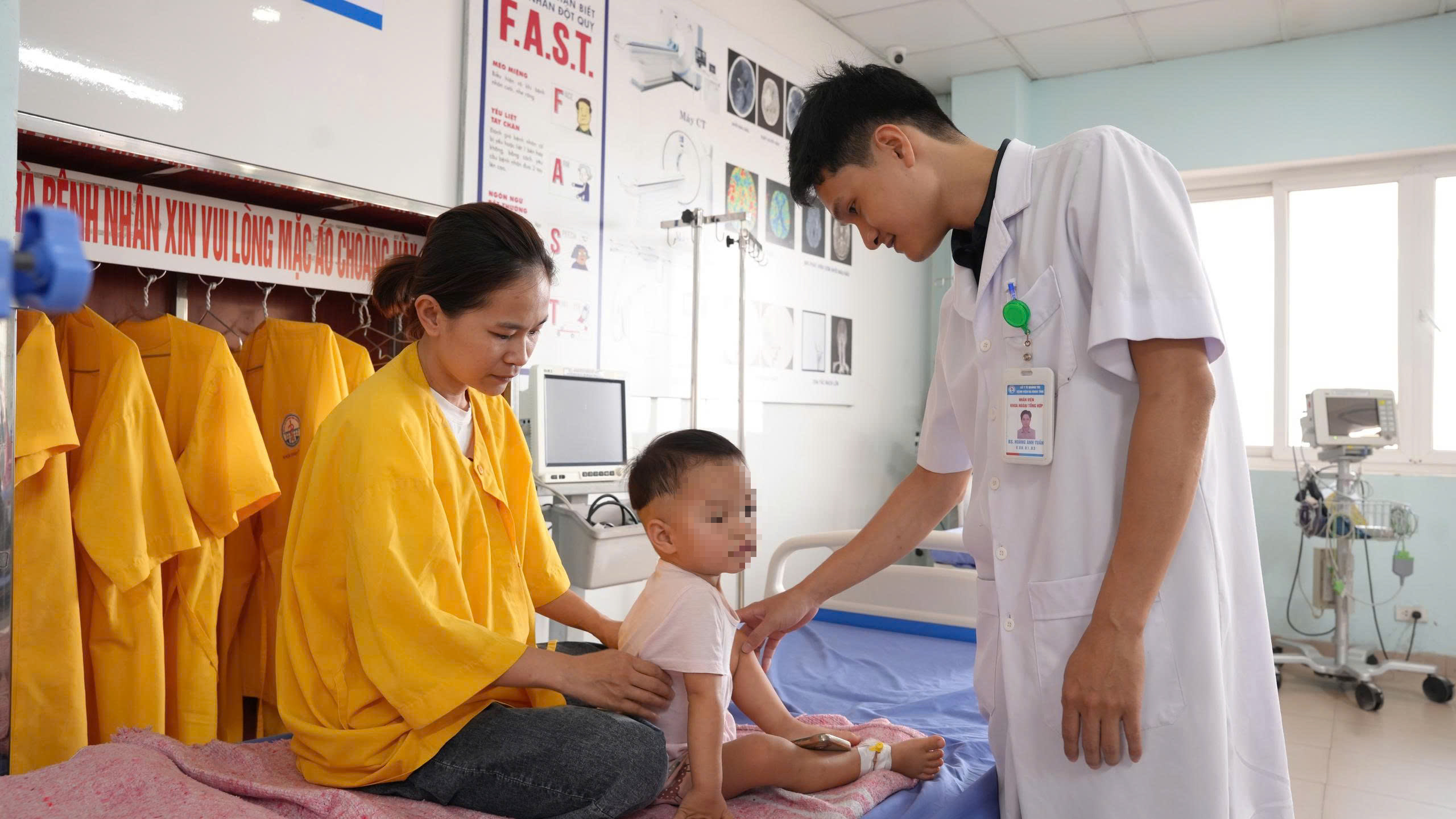 Bé 21 tháng tuổi nuốt phải đinh vít dài khoảng 2,5cm- Ảnh 3.