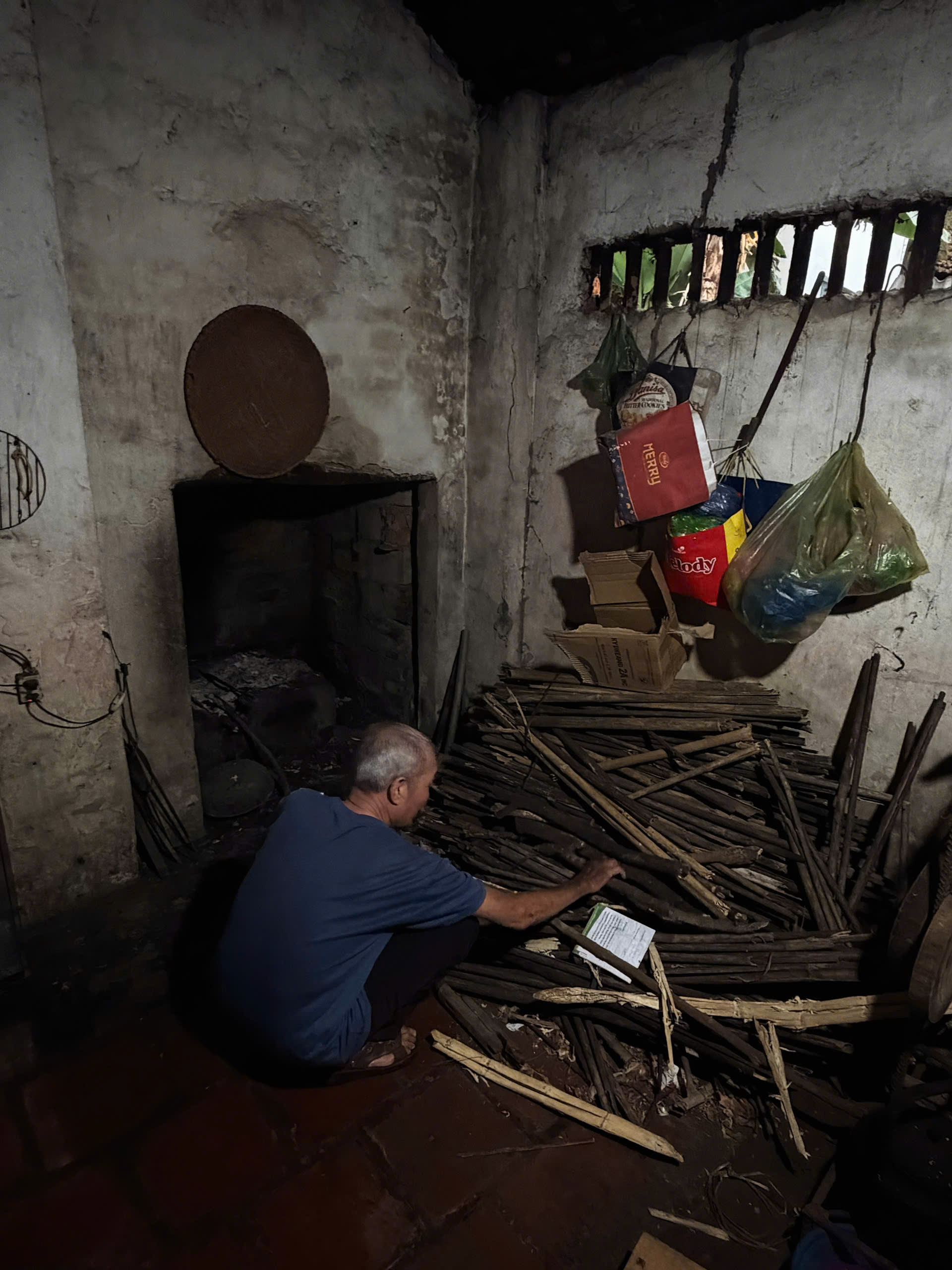 Cha già 80 tuổi chăm con liệt sau đột quỵ trong căn nhà dột nát- Ảnh 3.