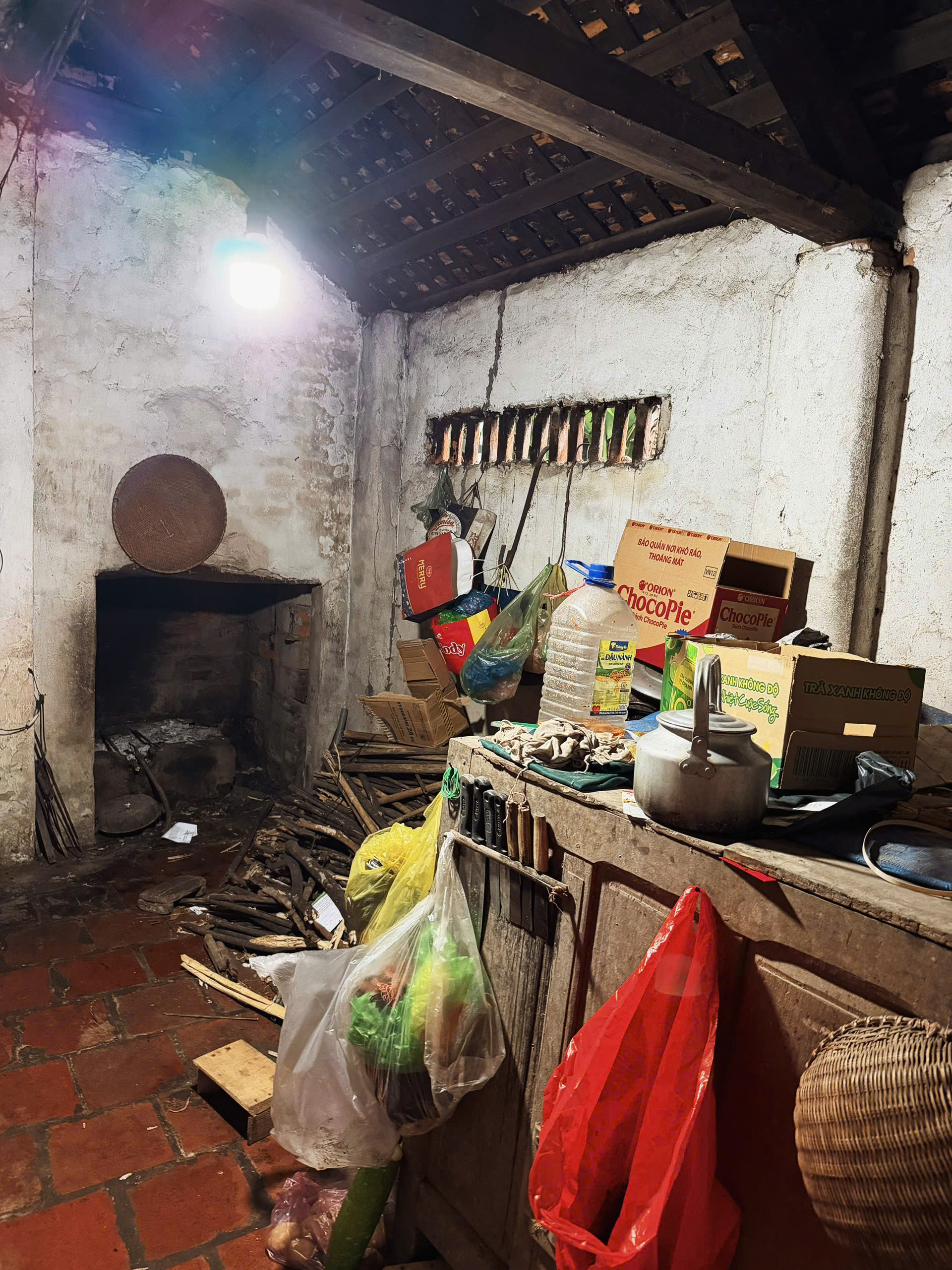 Cha già 80 tuổi chăm con liệt sau đột quỵ trong căn nhà dột nát- Ảnh 4.