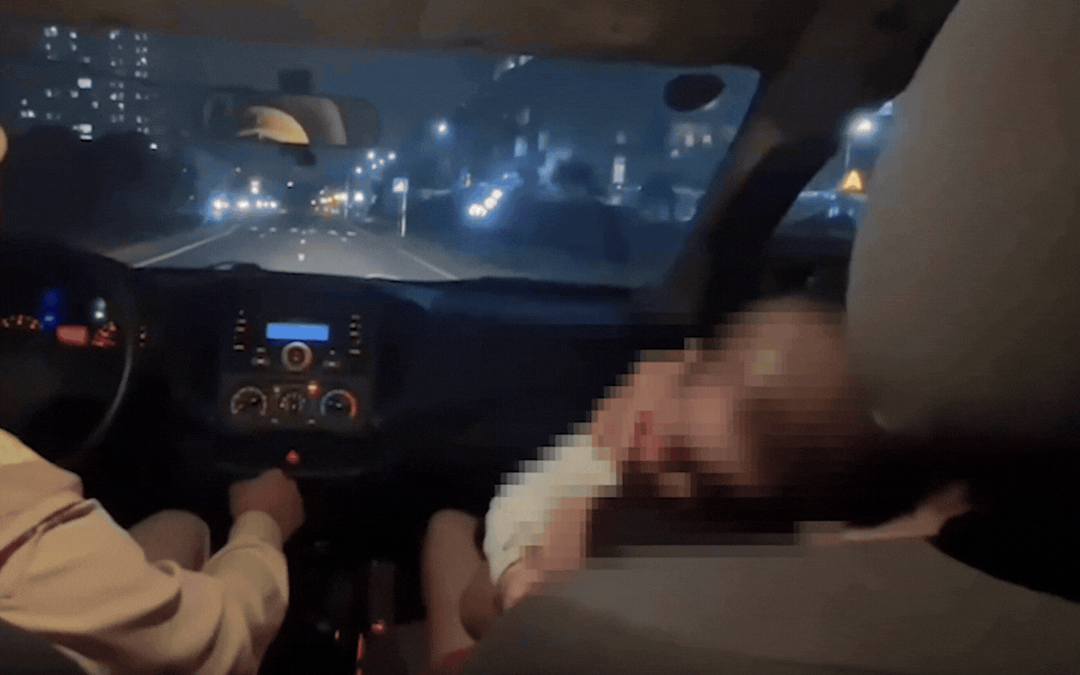 Bố mẹ hoảng loạn bế con 3 tuổi co giật cầu cứu, CSGT hành động kịp thời- Ảnh 1.