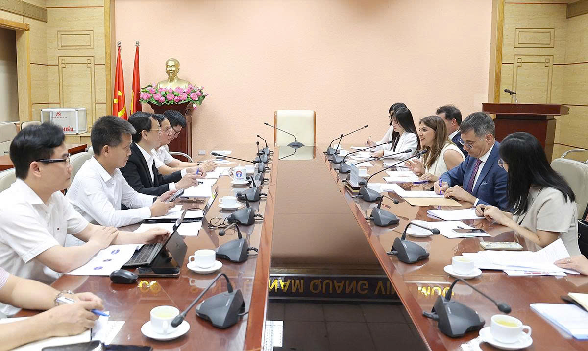 
Thứ trưởng Nguyễn Tri Thức tiếp, làm việc với Giám đốc Toàn cầu phụ trách Vắc xin, Tập đoàn Sanofi- Ảnh 5.