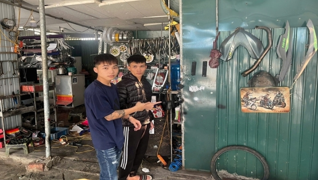 Dán đè mã QR tại các cửa hàng, 2 thanh niên chiếm đoạt tiền bị khởi tố- Ảnh 1.