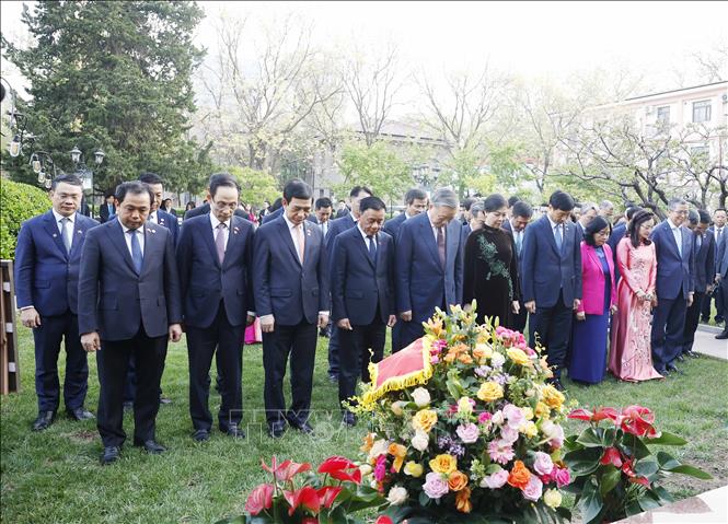 Tổng Bí thư, Chủ tịch nước Tô Lâm và Phu nhân gặp gỡ cán bộ nhân viên đại sứ quán và đại diện cộng đồng người Việt Nam tại Trung Quốc- Ảnh 7.