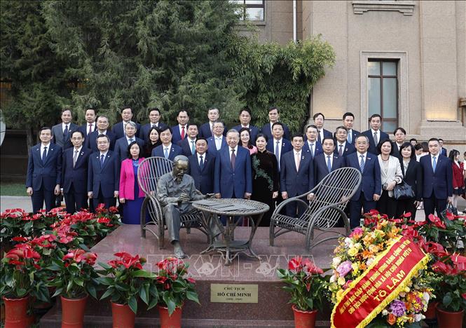 Tổng Bí thư, Chủ tịch nước Tô Lâm và Phu nhân gặp gỡ cán bộ nhân viên đại sứ quán và đại diện cộng đồng người Việt Nam tại Trung Quốc- Ảnh 8.