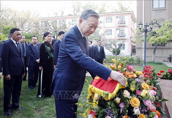 Tổng Bí thư, Chủ tịch nước Tô Lâm và Phu nhân gặp gỡ cán bộ nhân viên đại sứ quán và đại diện cộng đồng người Việt Nam tại Trung Quốc- Ảnh 6.