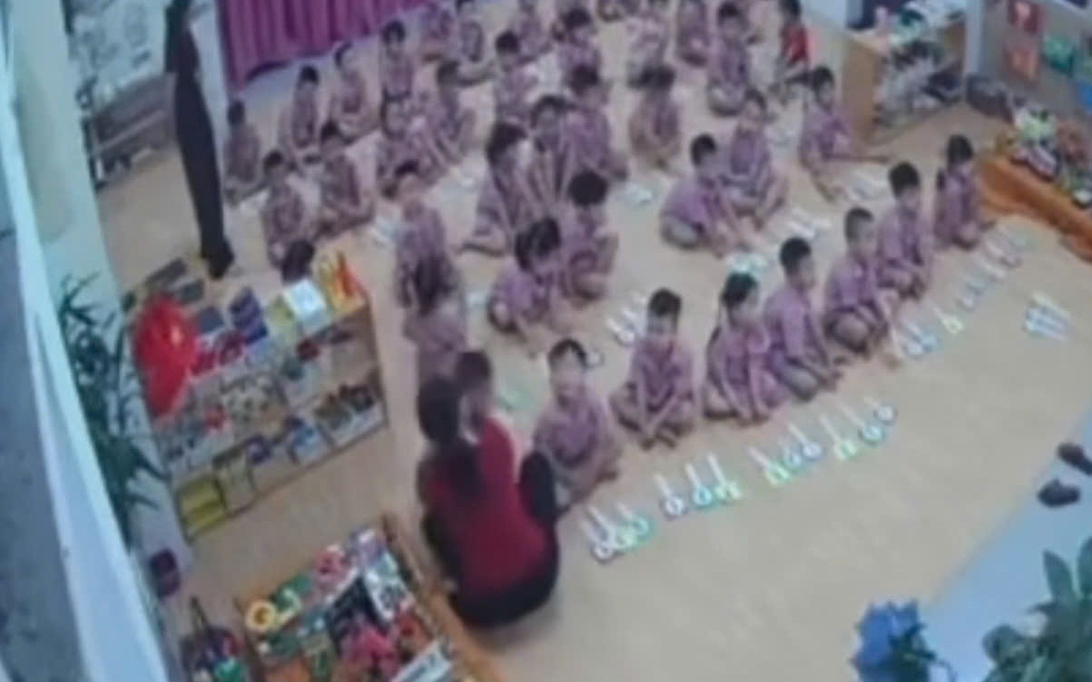 Xôn xao clip giáo viên mầm non nghi giật tóc bé trai ở Hà Tĩnh