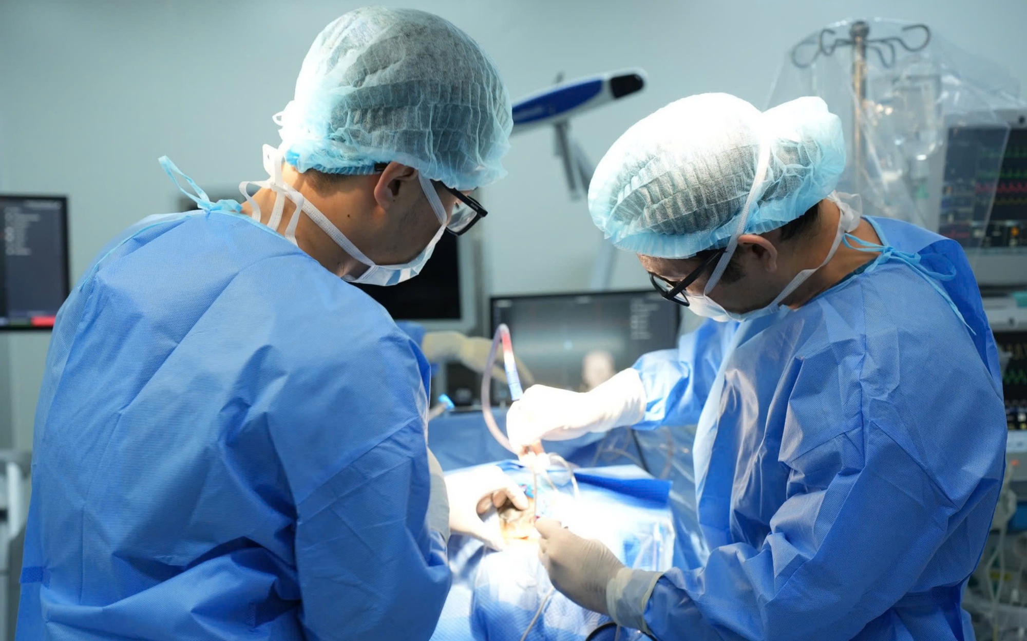 Vượt nghìn km sang Việt Nam mổ não, người phụ nữ Campuchia thoát cơn đau dai dẳng 1 anh 1 1776246500875940391619 36 0 1636 2560 crop 17762465554371611633298