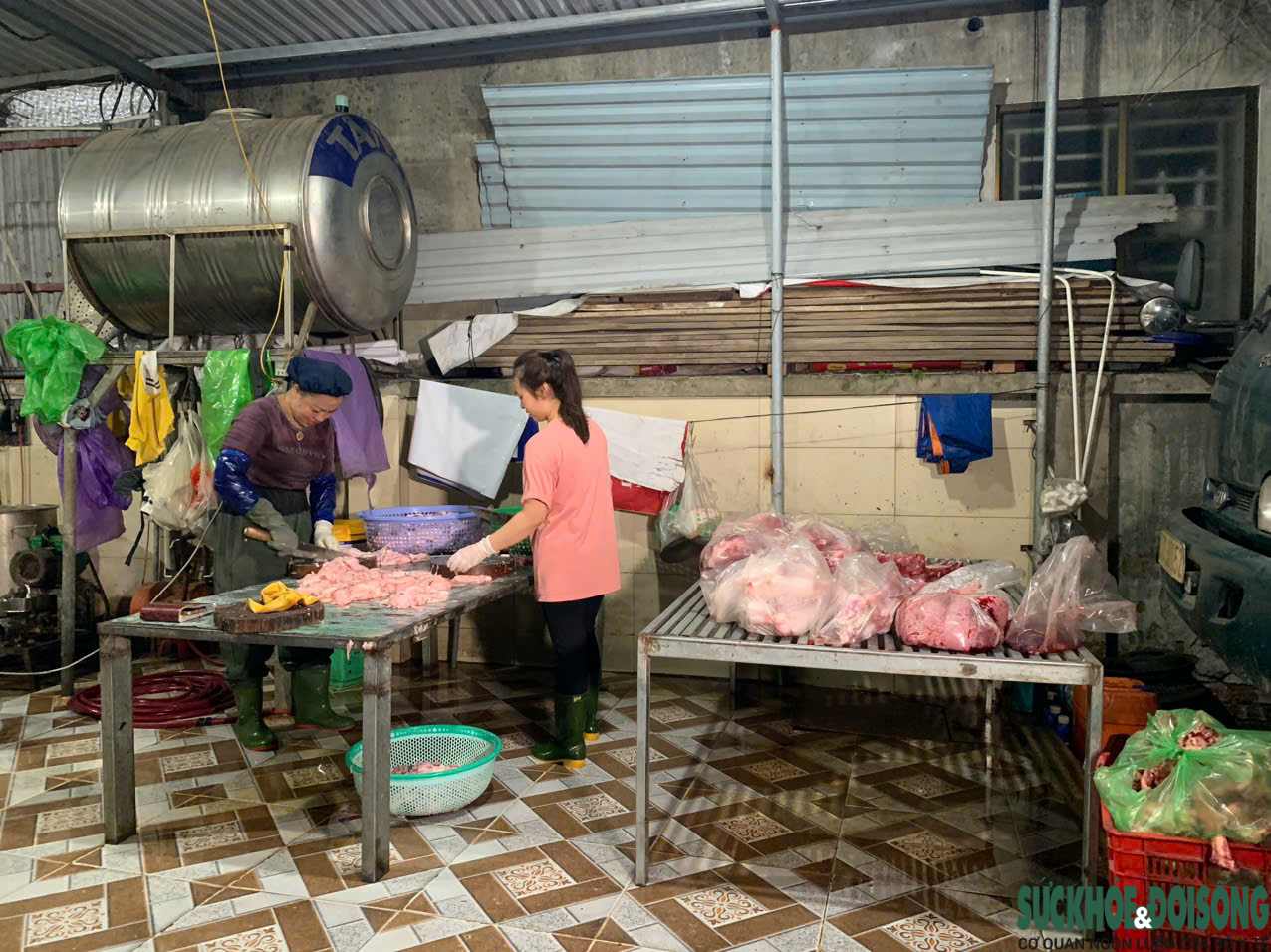 Giết mổ nhỏ lẻ trong khu dân cư tiềm ẩn nguy cơ mất an toàn thực phẩm- Ảnh 1. Giết mổ nhỏ lẻ trong khu dân cư tiềm ẩn nguy cơ mất an toàn thực phẩm- Ảnh 1.