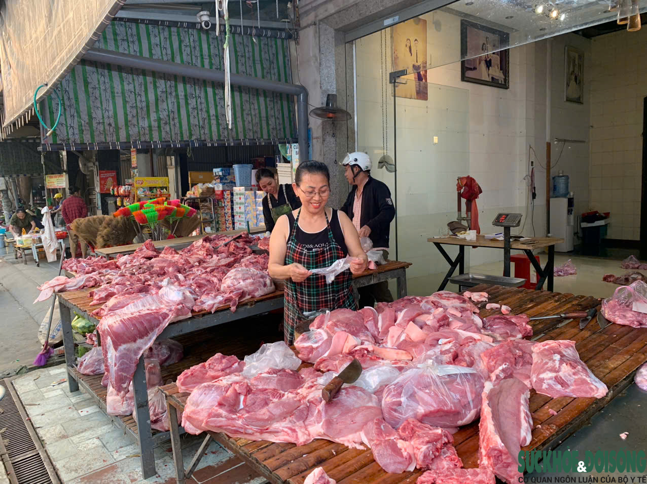 Giết mổ nhỏ lẻ trong khu dân cư tiềm ẩn nguy cơ mất an toàn thực phẩm- Ảnh 2. Giết mổ nhỏ lẻ trong khu dân cư tiềm ẩn nguy cơ mất an toàn thực phẩm- Ảnh 2.