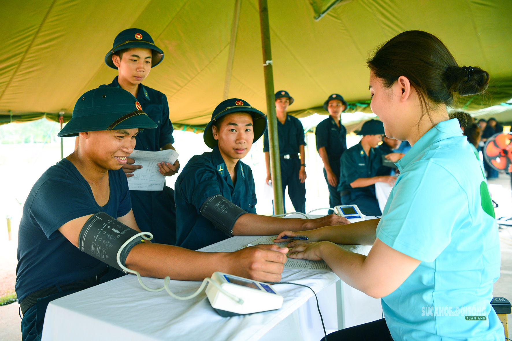 Chiến sĩ mới Sư đoàn 365 hào hứng hiến máu tình nguyện- Ảnh 2.