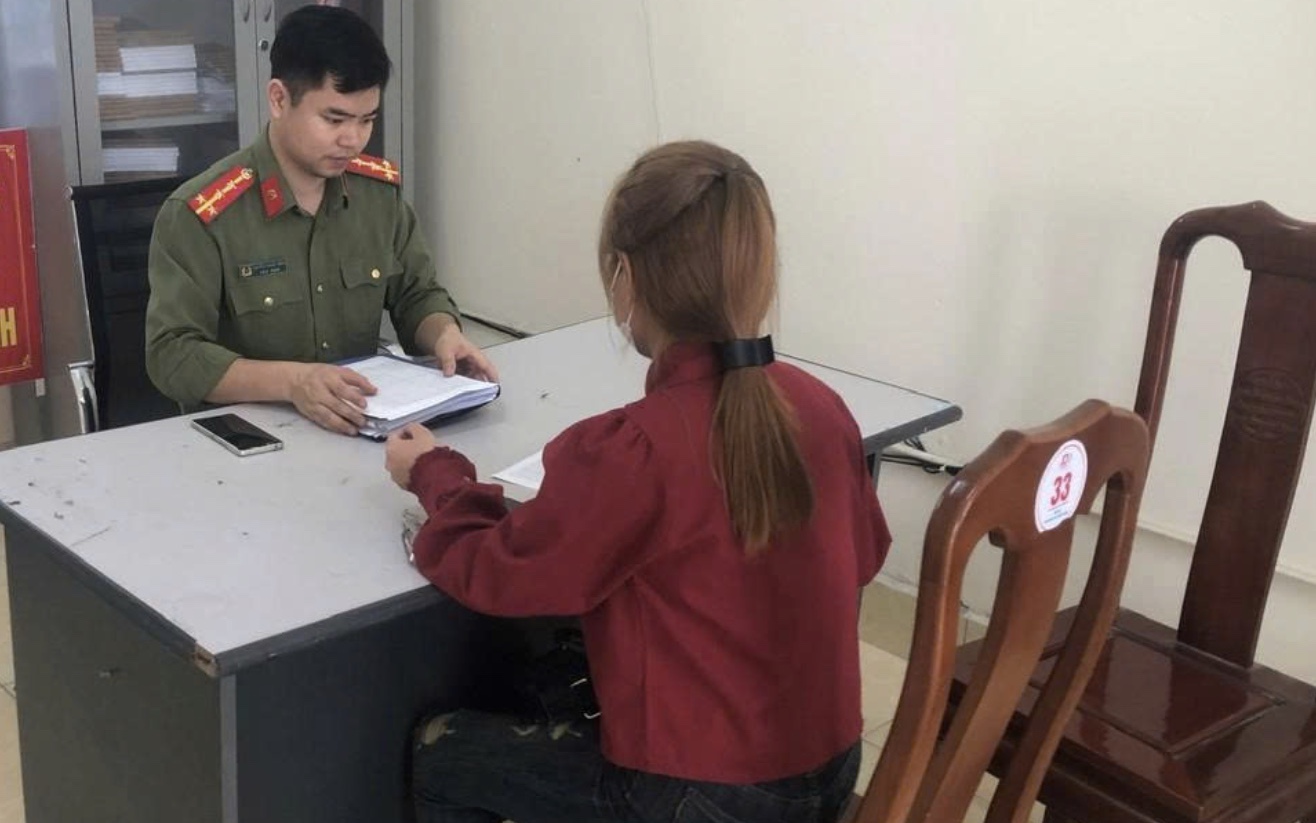 Phát hiện nhóm thuê người mua ngoại tệ để bán chợ đen, trả công tiền triệu mỗi ngày- Ảnh 2. Phát hiện nhóm thuê người mua ngoại tệ để bán chợ đen, trả công tiền triệu mỗi ngày- Ảnh 2.