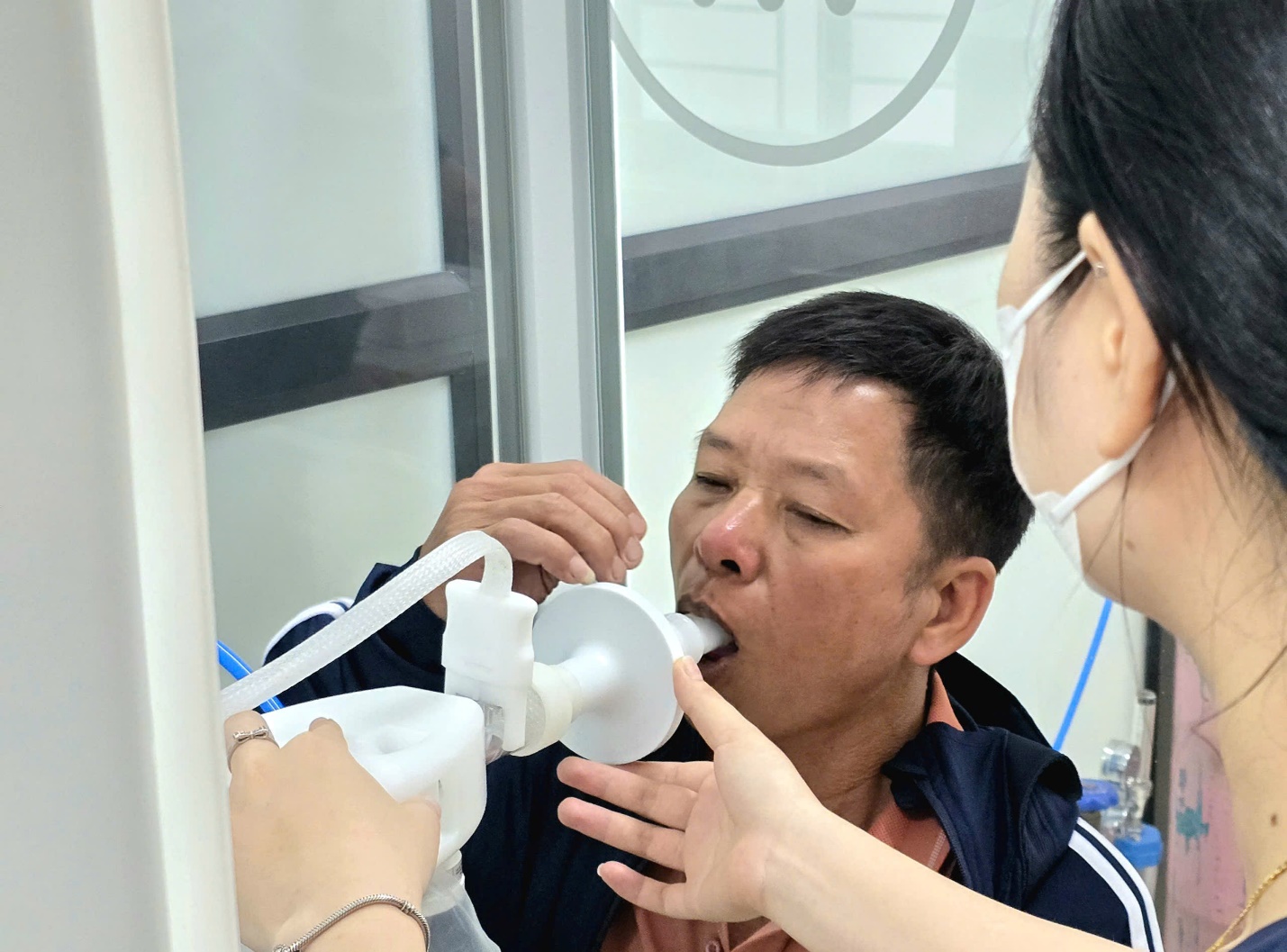 Ho kéo dài, khó thở: Kỹ thuật mới tại Bệnh viện Phổi Nghệ An giúp chẩn đoán đúng bệnh- Ảnh 2. Ho kéo dài, khó thở: Kỹ thuật mới tại Bệnh viện Phổi Nghệ An giúp chẩn đoán đúng bệnh- Ảnh 2.