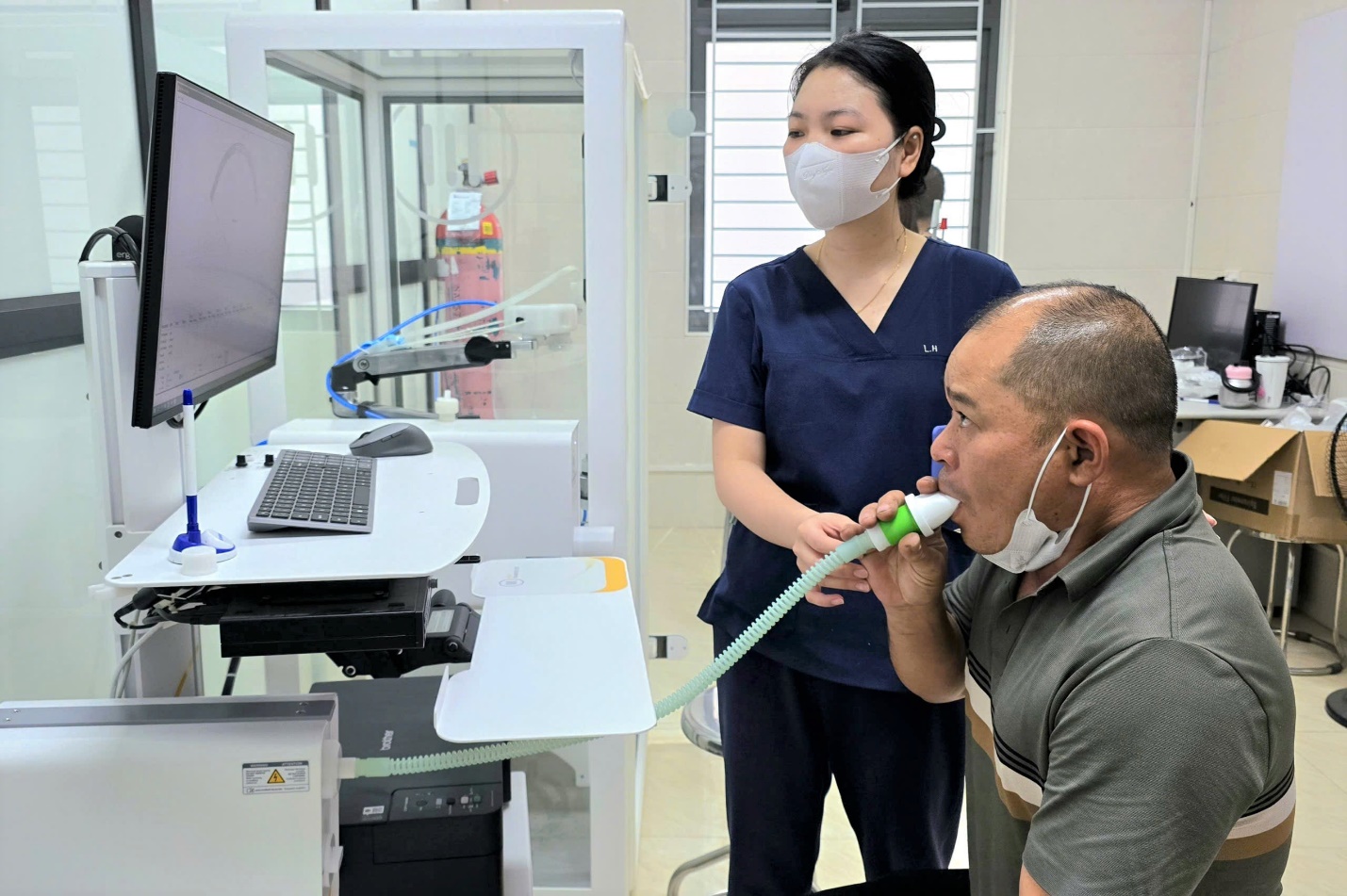 Ho kéo dài, khó thở: Kỹ thuật mới tại Bệnh viện Phổi Nghệ An giúp chẩn đoán đúng bệnh- Ảnh 4. Ho kéo dài, khó thở: Kỹ thuật mới tại Bệnh viện Phổi Nghệ An giúp chẩn đoán đúng bệnh- Ảnh 4.