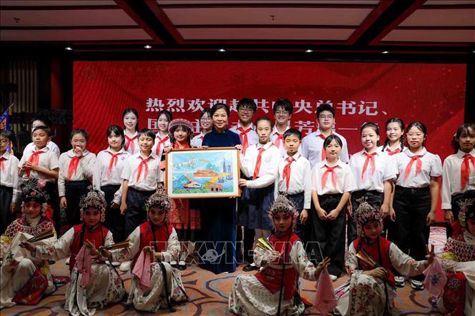 Phu nhân Ngô Phương Ly thăm Trung tâm Giao lưu khoa học văn hóa thanh thiếu niên Tống Khánh Linh- Ảnh 4.