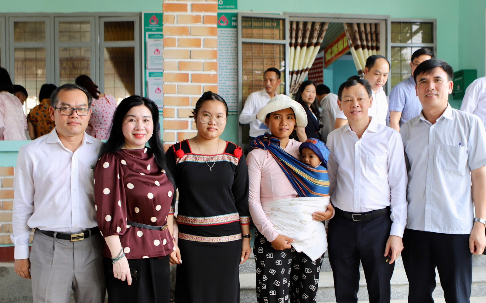 Đoàn công tác Bộ Y tế thăm, tặng quà cơ sở y tế và trẻ em có hoàn cảnh khó khăn ở Đắk Lắk