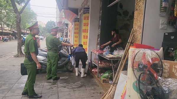 Hà Nội giữ vỉa hè thế nào để người dân vẫn có kế sinh nhai?- Ảnh 4.