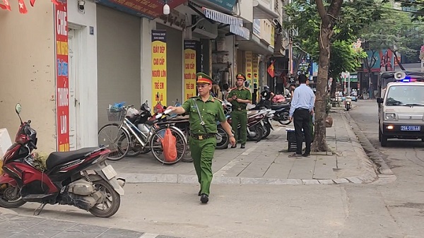 Hà Nội giữ vỉa hè thế nào để người dân vẫn có kế sinh nhai?- Ảnh 1.