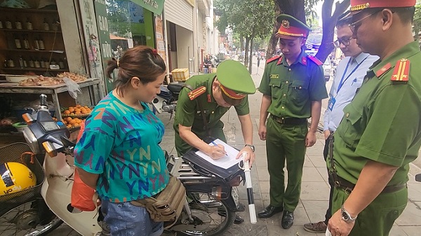 Hà Nội giữ vỉa hè thế nào để người dân vẫn có kế sinh nhai?- Ảnh 2.