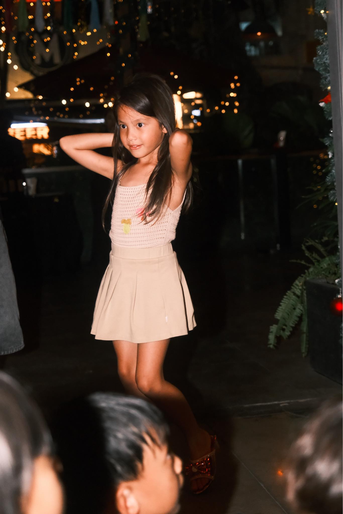 Ngắm Lisa cùng mẹ Hồ Ngọc Hà khoe đôi chân dài như siêu mẫu- Ảnh 1.