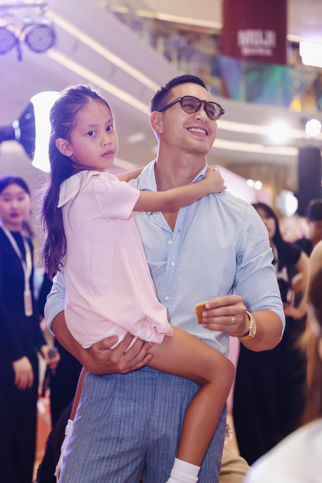 Ngắm Lisa cùng mẹ Hồ Ngọc Hà khoe đôi chân dài như siêu mẫu- Ảnh 2.