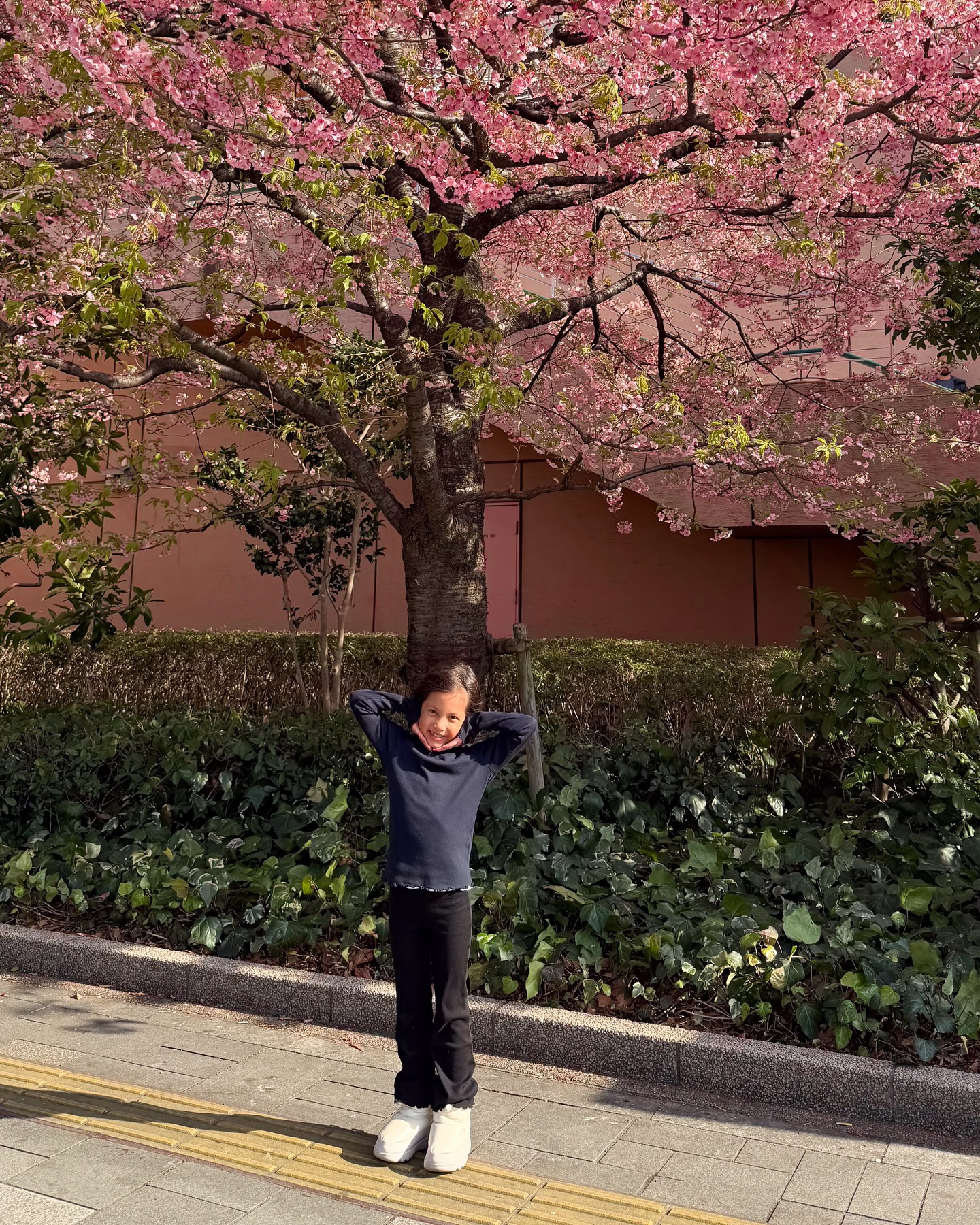 Ngắm Lisa cùng mẹ Hồ Ngọc Hà khoe đôi chân dài như siêu mẫu- Ảnh 3.