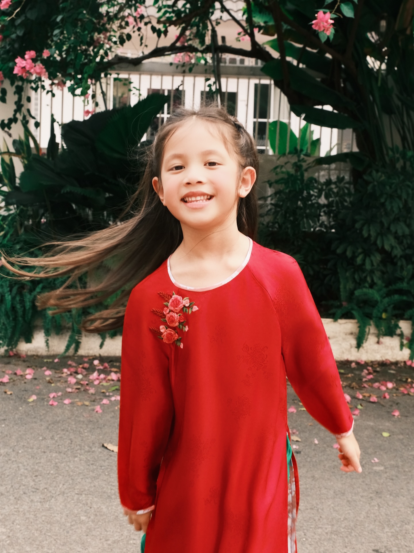 Ngắm Lisa cùng mẹ Hồ Ngọc Hà khoe đôi chân dài như siêu mẫu- Ảnh 6.