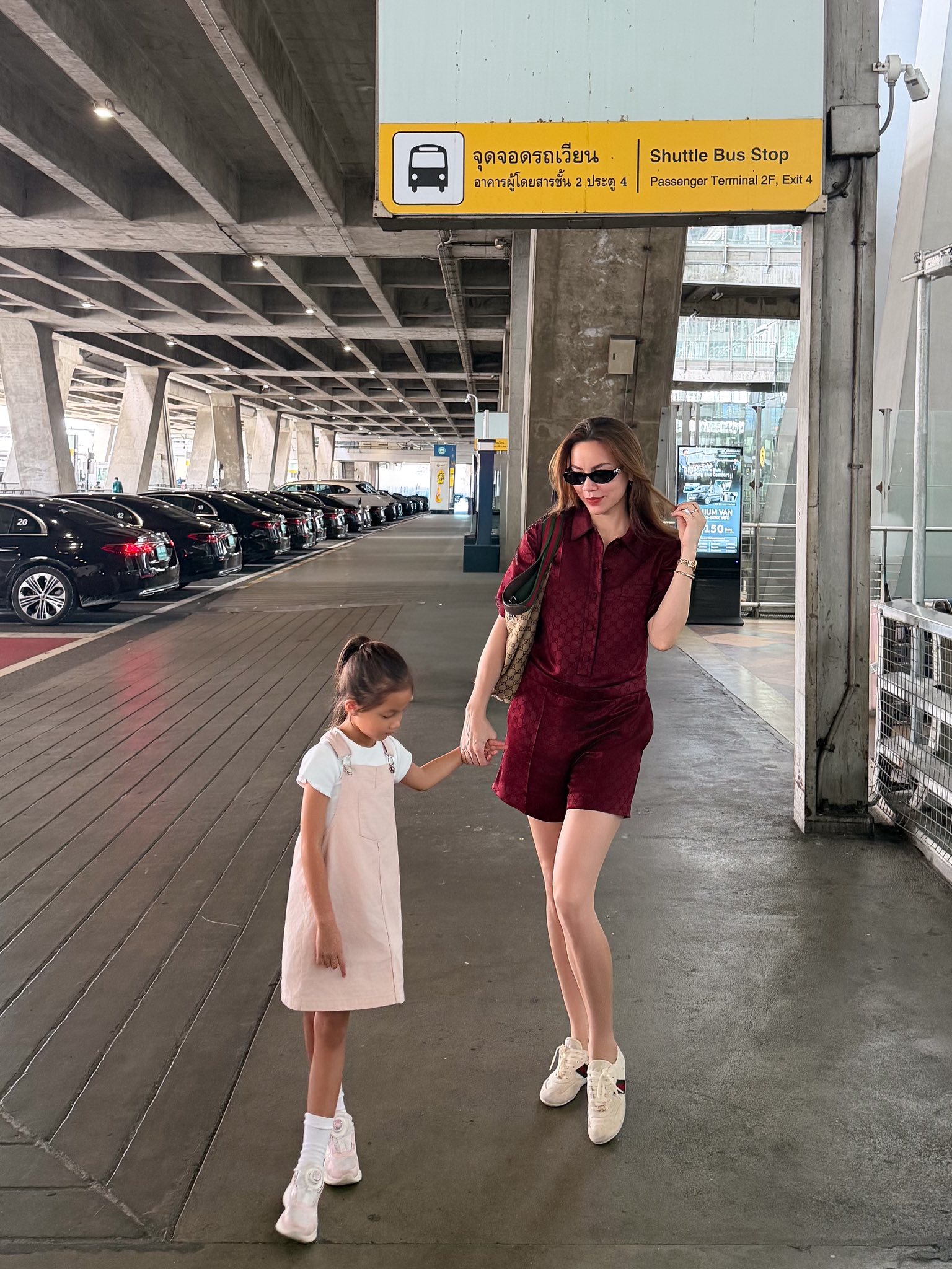 Ngắm Lisa cùng mẹ Hồ Ngọc Hà khoe đôi chân dài như siêu mẫu- Ảnh 8.