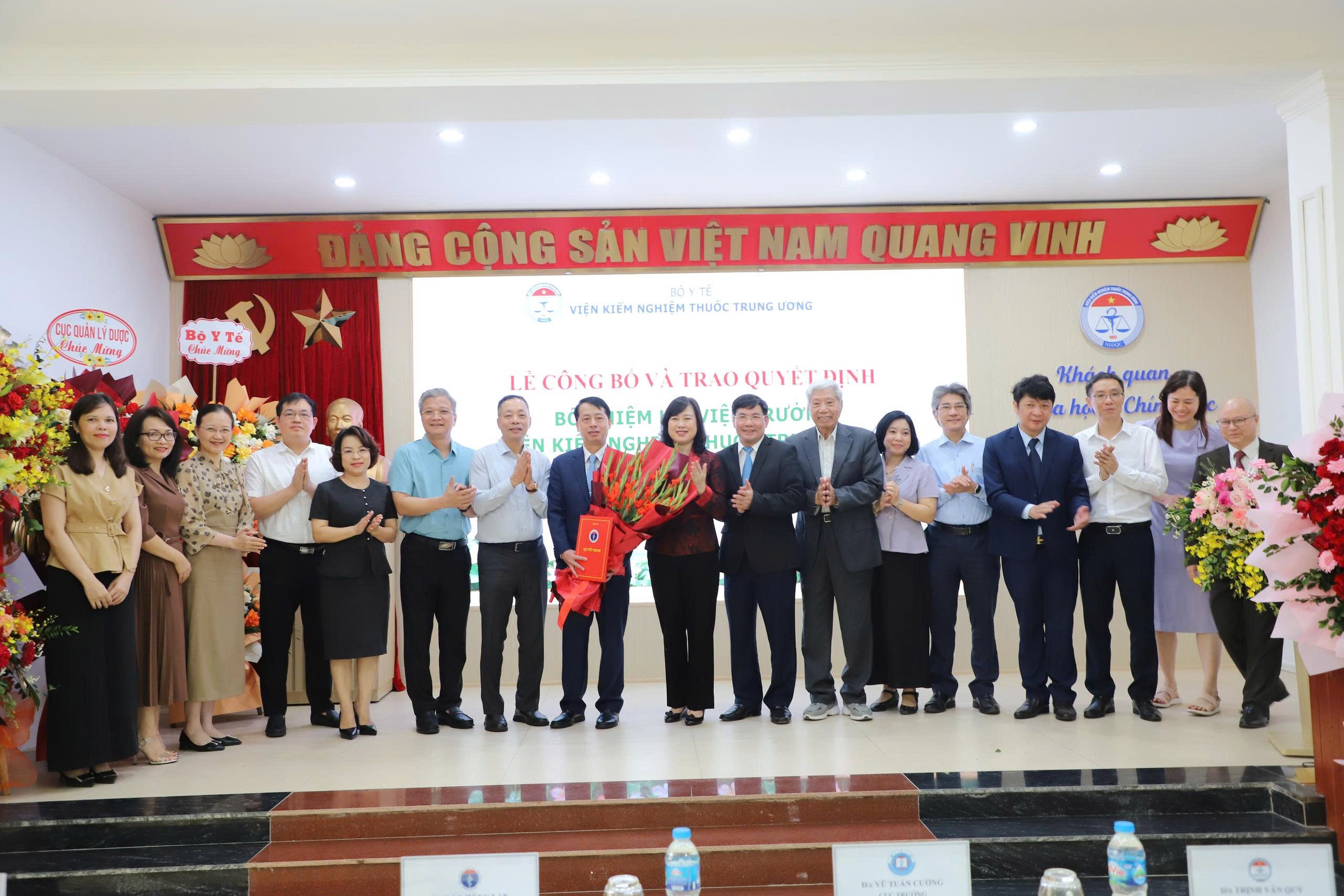 Bộ trưởng Đào Hồng Lan trao Quyết định bổ nhiệm lại Viện trưởng Viện Kiểm nghiệm thuốc Trung ương- Ảnh 4.
