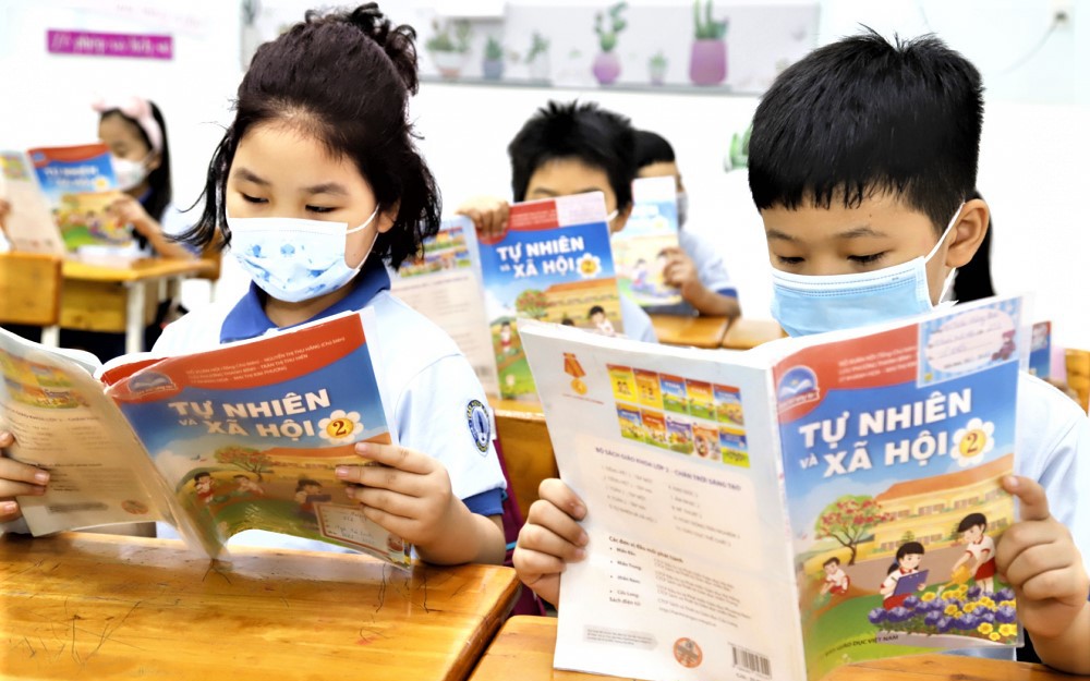 hoc sinh doc sach giao khoa ng 16733189826851077064573 0 0 625 1000 crop 17763893981011832916001