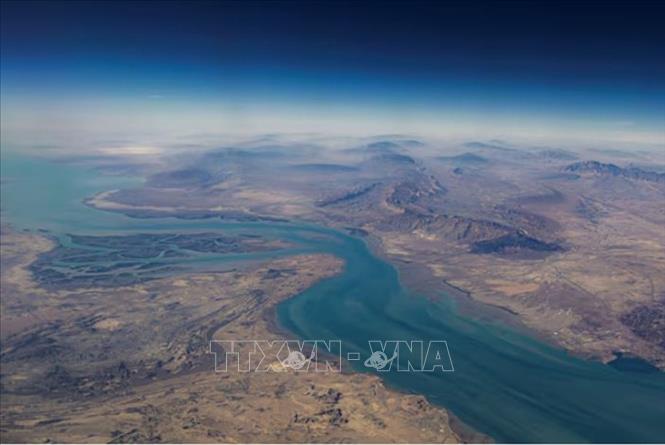 Iran tuyên bố mở cửa eo biển Hormuz- Ảnh 1.