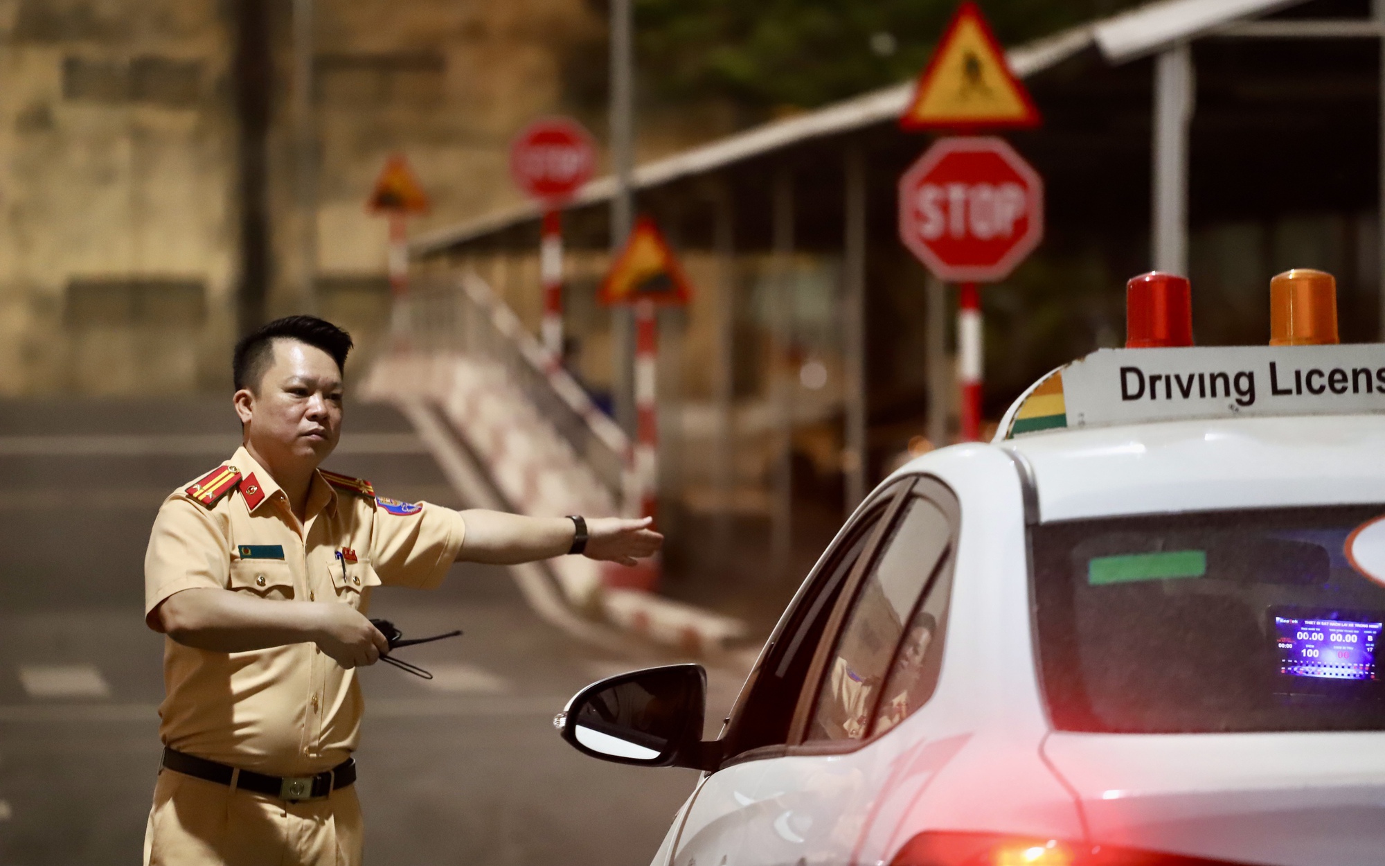 Học viên nói gì khi xem video tai nạn giao thông trước giờ sát hạch?- Ảnh 1.