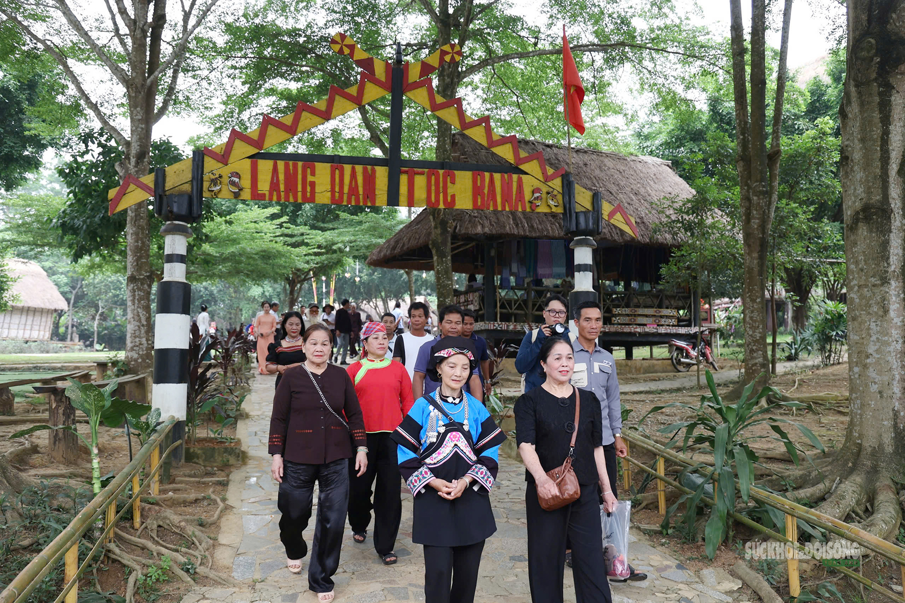 Rộn ràng 54 dân tộc hội tụ trong ngày về thăm làng- Ảnh 2.