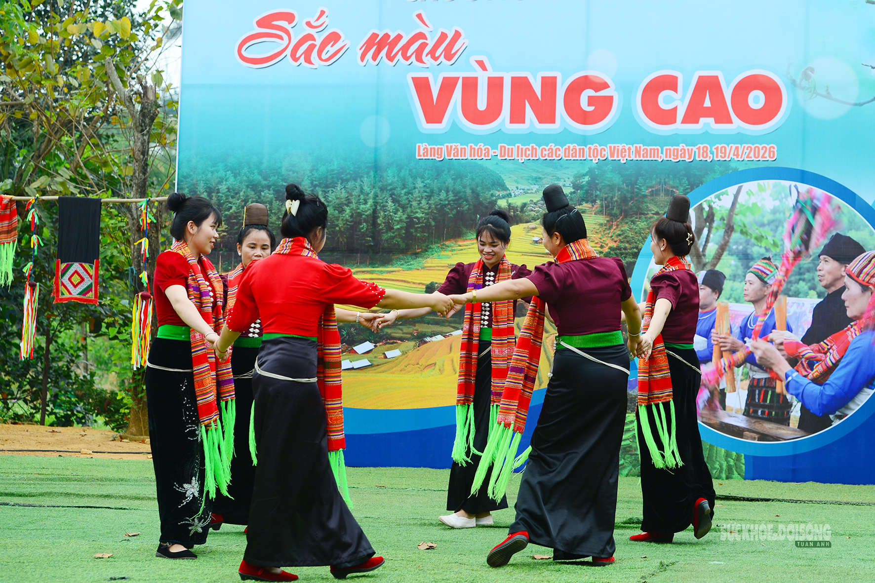 Rộn ràng 54 dân tộc hội tụ trong ngày về thăm làng- Ảnh 10.