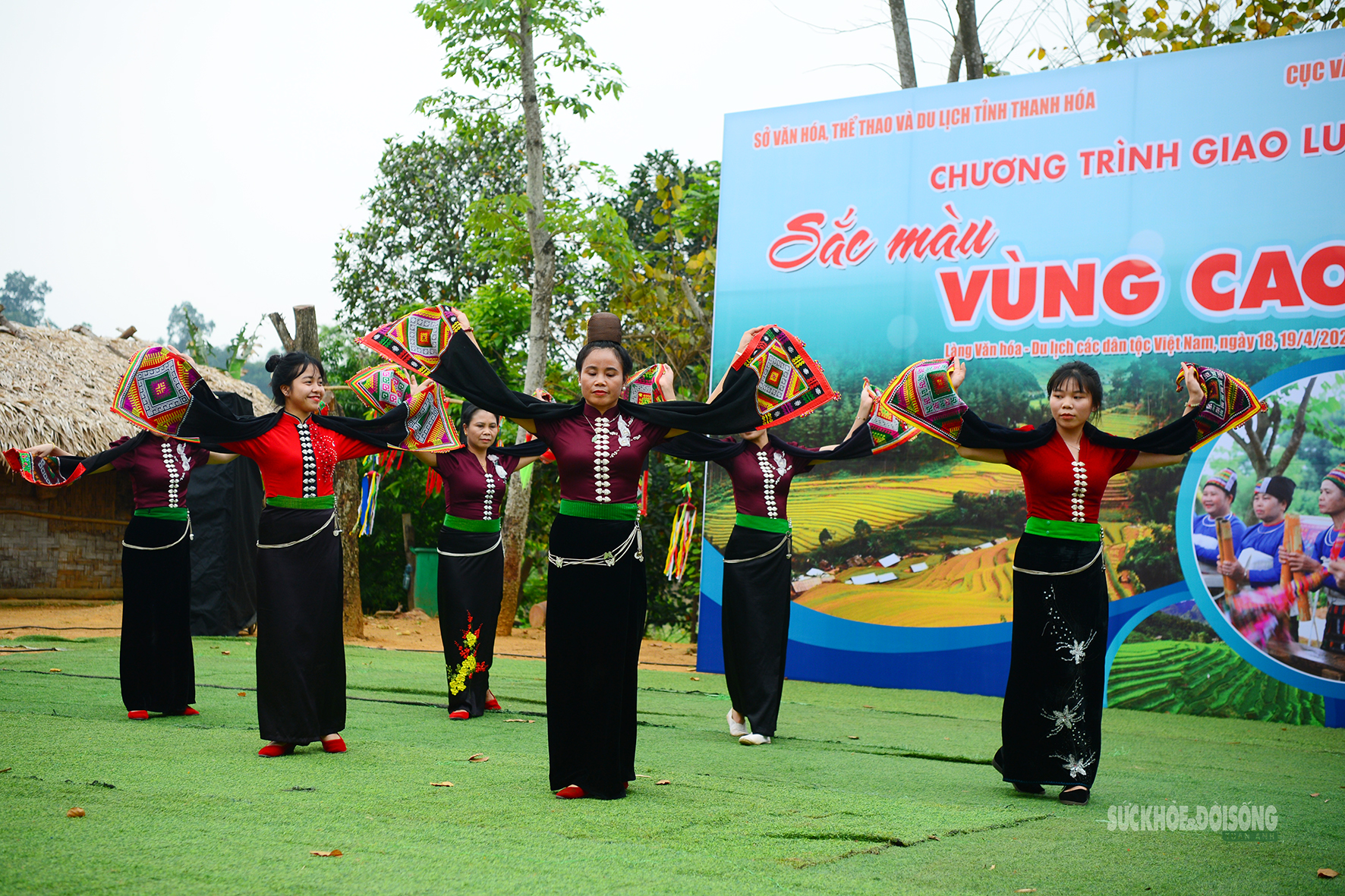 Rộn ràng 54 dân tộc hội tụ trong ngày về thăm làng- Ảnh 1.