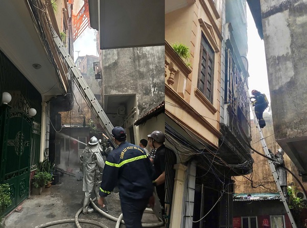 Hơn 20 chiến sĩ PCCC Hà Nội dập lửa, cứu người trong vụ cháy nhà dân lúc rạng sáng- Ảnh 1.