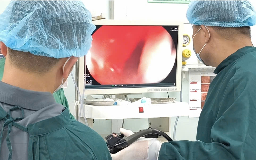 Suýt mất mạng vì tự bôi dầu gió, chườm đá vào vết thương- Ảnh 3.