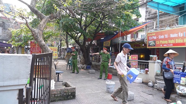 Hà Nội giữ vỉa hè thế nào để người dân vẫn có kế sinh nhai?- Ảnh 5.