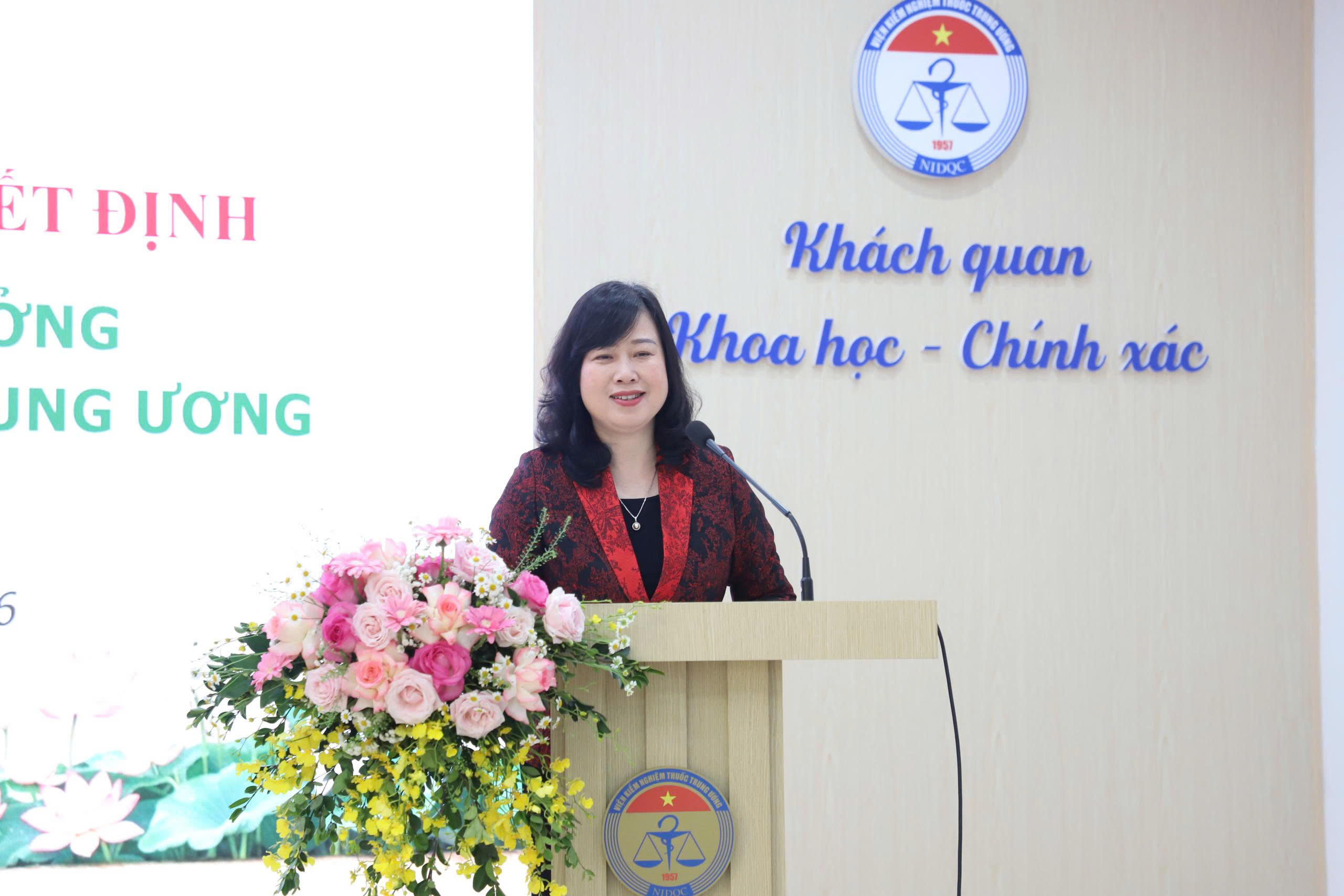 Bộ trưởng Đào Hồng Lan trao Quyết định bổ nhiệm lại Viện trưởng Viện Kiểm nghiệm thuốc Trung ương- Ảnh 2.