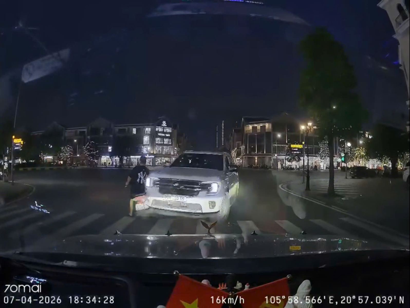 Người đàn ông nước ngoài bất ngờ nổ súng sau va chạm giao thông- Ảnh 1.