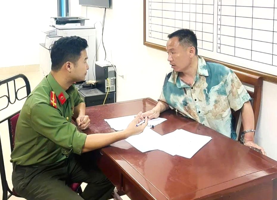 Người đàn ông nước ngoài bất ngờ nổ súng sau va chạm giao thông- Ảnh 2.