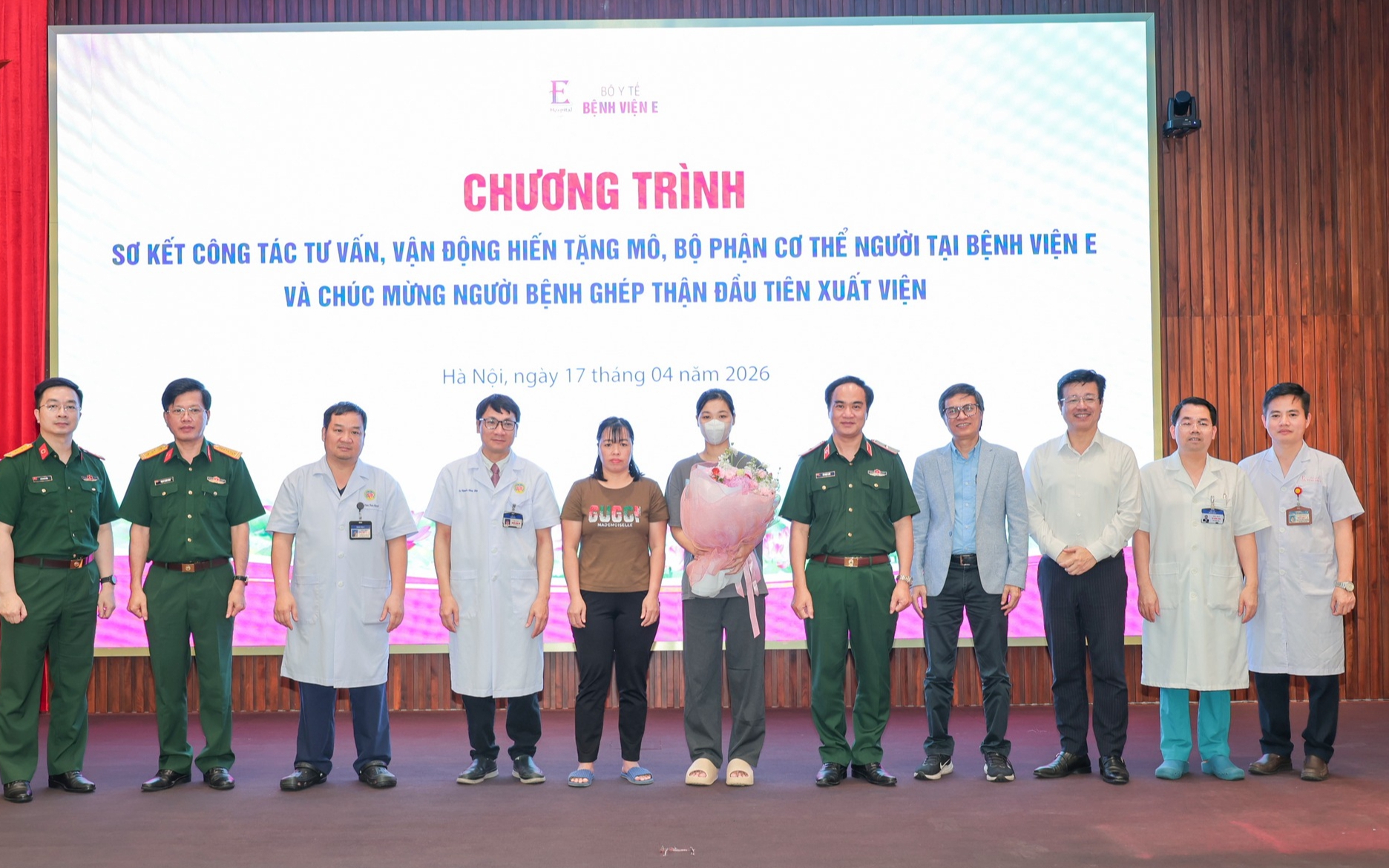 Ghép thận tự thân cứu quả thận dập nát của nam thanh niên bị đa chấn thương sau tai nạn giao thông- Ảnh 4. 27 ngày hồi sinh kỳ diệu: Cô gái 21 tuổi xuất viện sau ca ghép thận đầu tiên tại Bệnh viện E