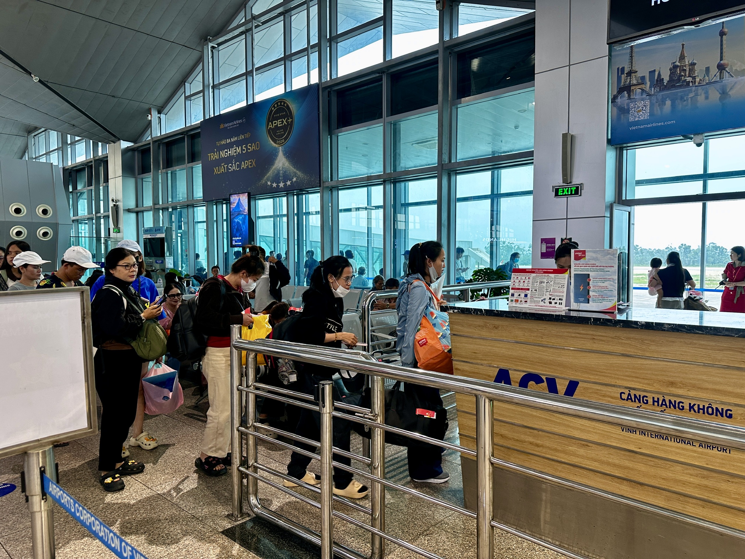 Nhiều gia đình 'quay xe' chọn du lịch ngắn ngày dịp 30/4 - 1/5- Ảnh 1.