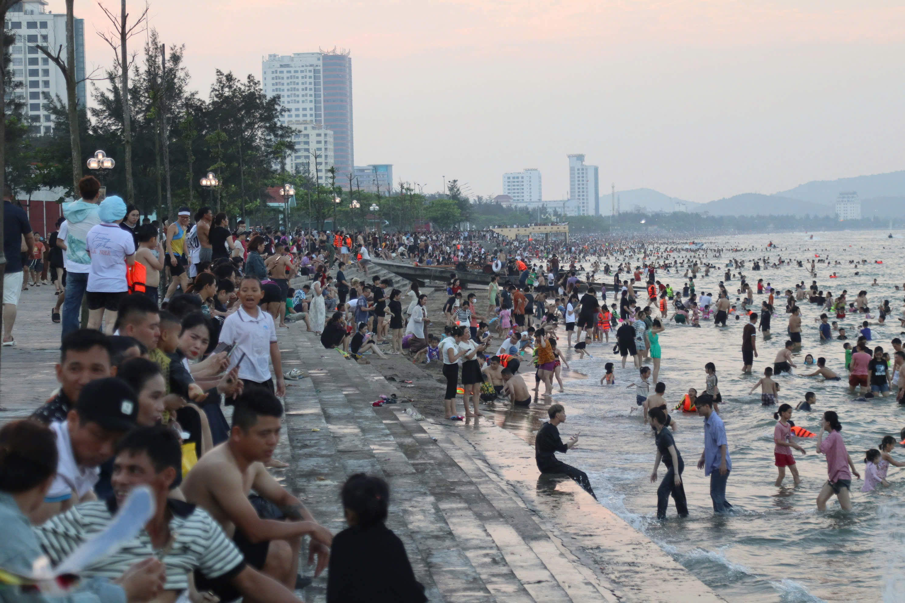 Nhiều gia đình 'quay xe' chọn du lịch ngắn ngày dịp 30/4 - 1/5- Ảnh 3.