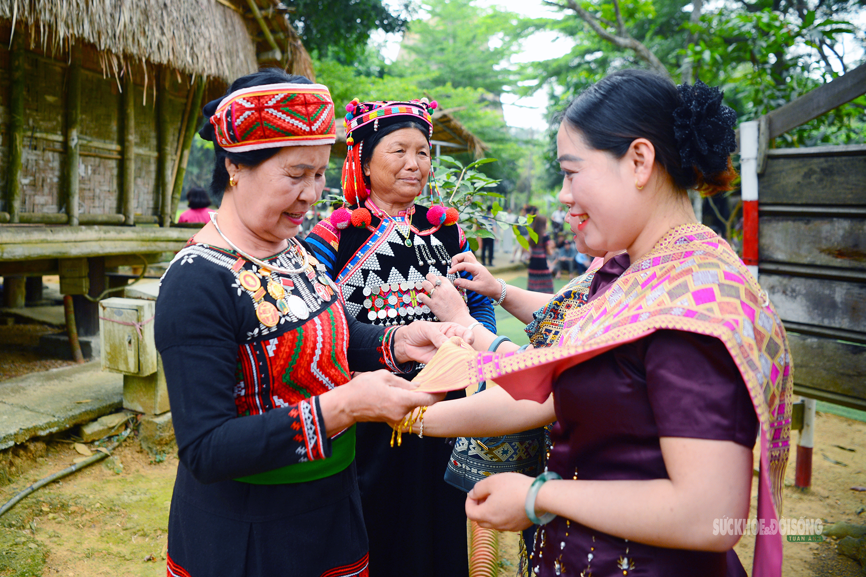 Những 'ngọn lửa' bền bỉ gìn giữ văn hóa truyền thống thôn làng Việt Nam- Ảnh 8.
