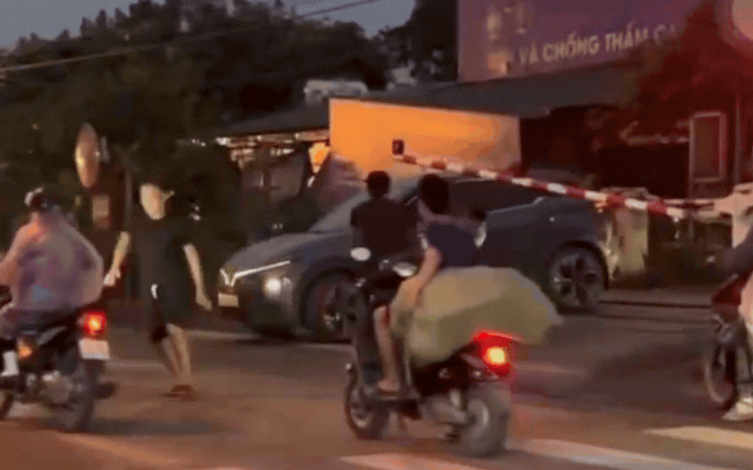 Video: ‘Thót tim’ ô tô vượt rào chắn đường sắt, thoát nạn trong gang tấc - Ảnh 1.