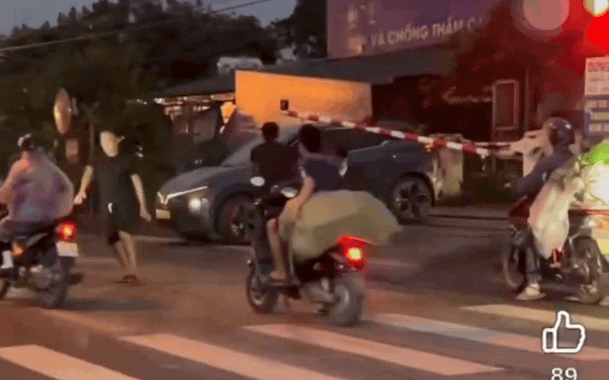 Ô tô bị tàu hỏa tông tại khu gian Đồng Văn – Phú Xuyên sau khi dừng trong hành lang an toàn đường sắt; nhóm người trên xe hoảng hốt rời khỏi phương tiện khi tàu đến gần.